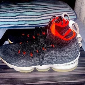 NIKE LEBRON 15 BLACK BRIGHT CRIMSON SIZE 11.5
*** USED